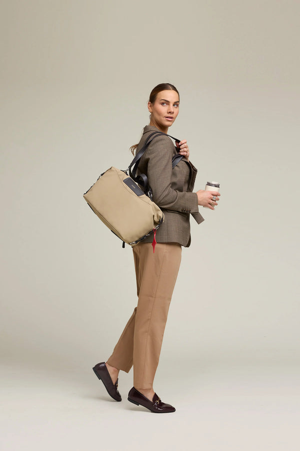 Oleada Anywear Duffle Travel: Recycled Leather & Waterproof High-density Technical Fabric