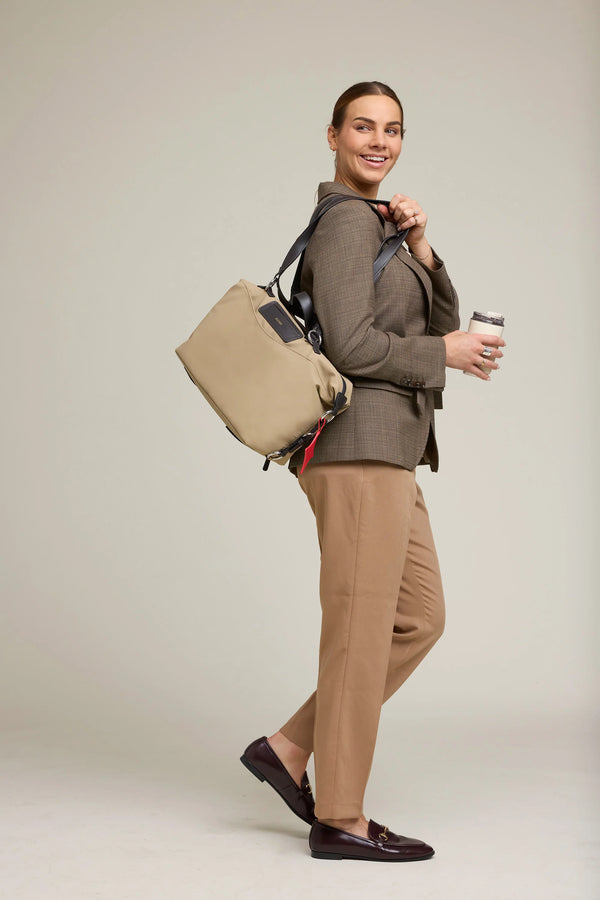 Oleada Anywear Duffle City: Recycled Leather & Waterproof High-density Technical Fabric