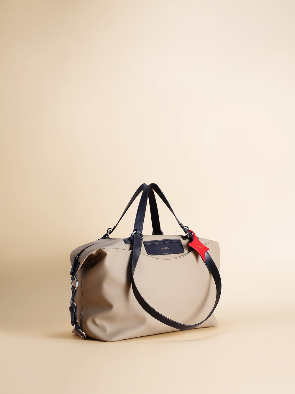 Oleada Anywear Duffle City: Recycled Leather & Waterproof High-density Technical Fabric